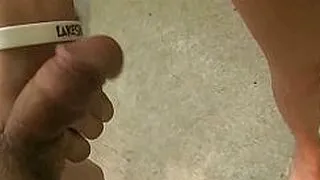 Asyalı adam o kadar mutlu oluyor ki, kadının büyük ve doğal göğüslerine boşalıyor.