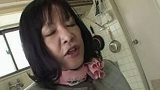 Olgun Asyalı esmer, çok kıllı vajinası olan Makiko Nakane bir adamla eğleniyor.